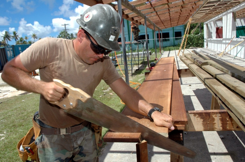 ebeniste-SALERNES-min_worker_construction_building_carpenter_male_job_build_helmet-893290